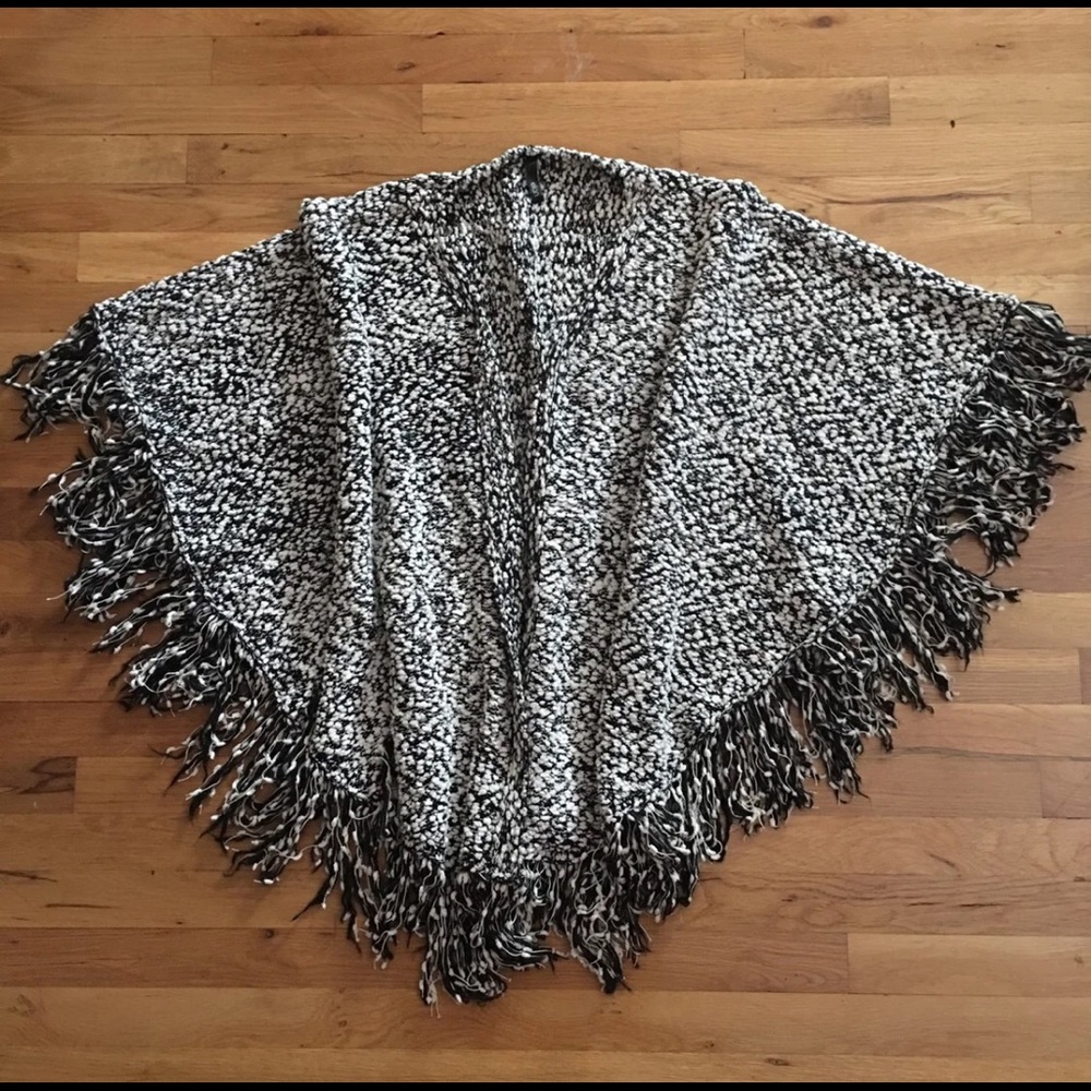 Like new! 💕 M/L poncho cape opens